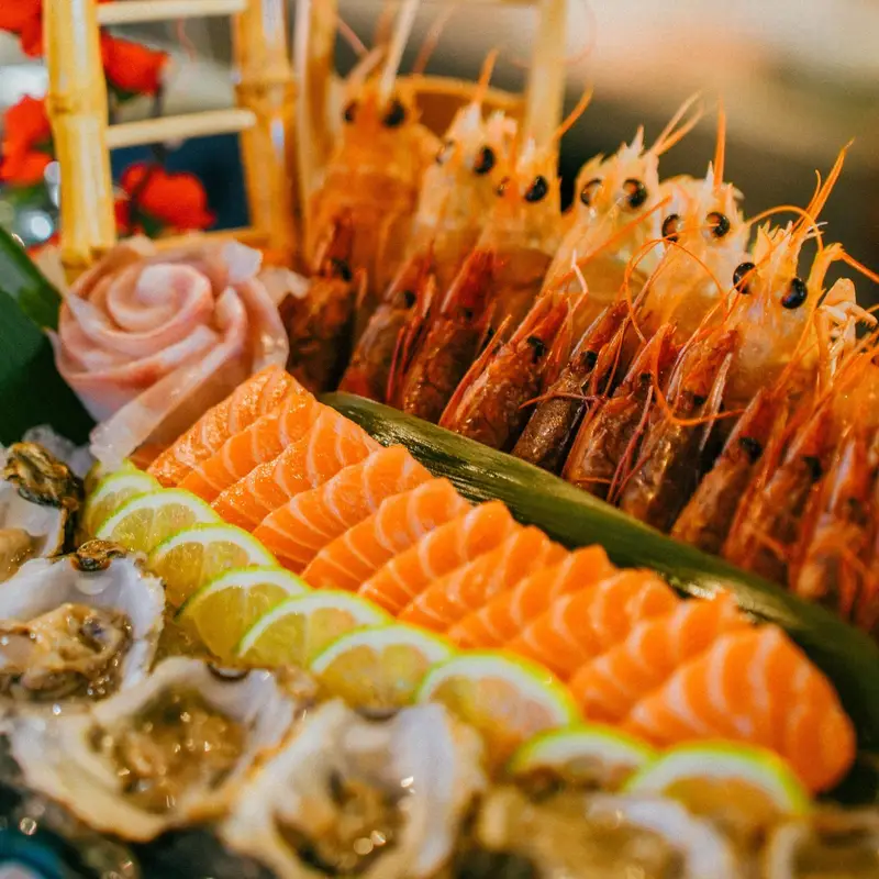 Sashimi-Etagere mit Lachs, Garnelen und Austern